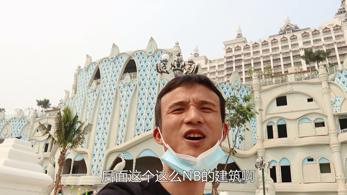 建筑门前有6只孔雀,竟是代表六个国家?中外友谊万岁